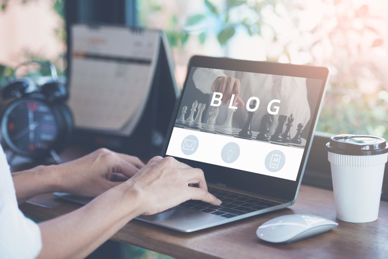 blog zobrazený na notebooku